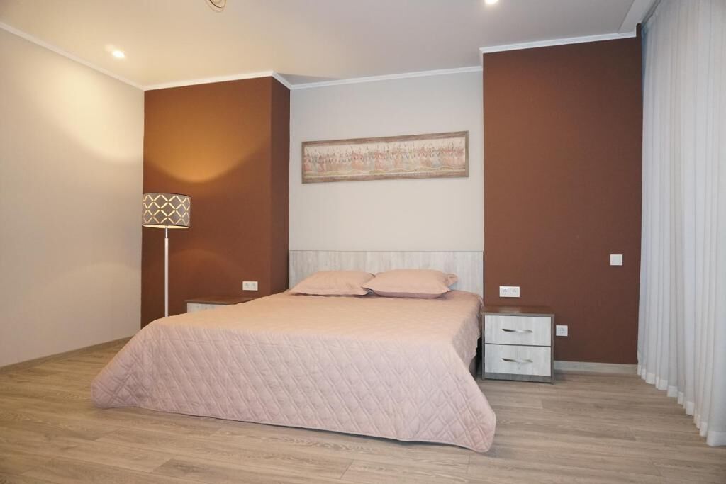 办公桌、笔记本电脑工作区、免费 WiFi、床单