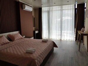 办公桌、笔记本电脑工作区、免费 WiFi、床单