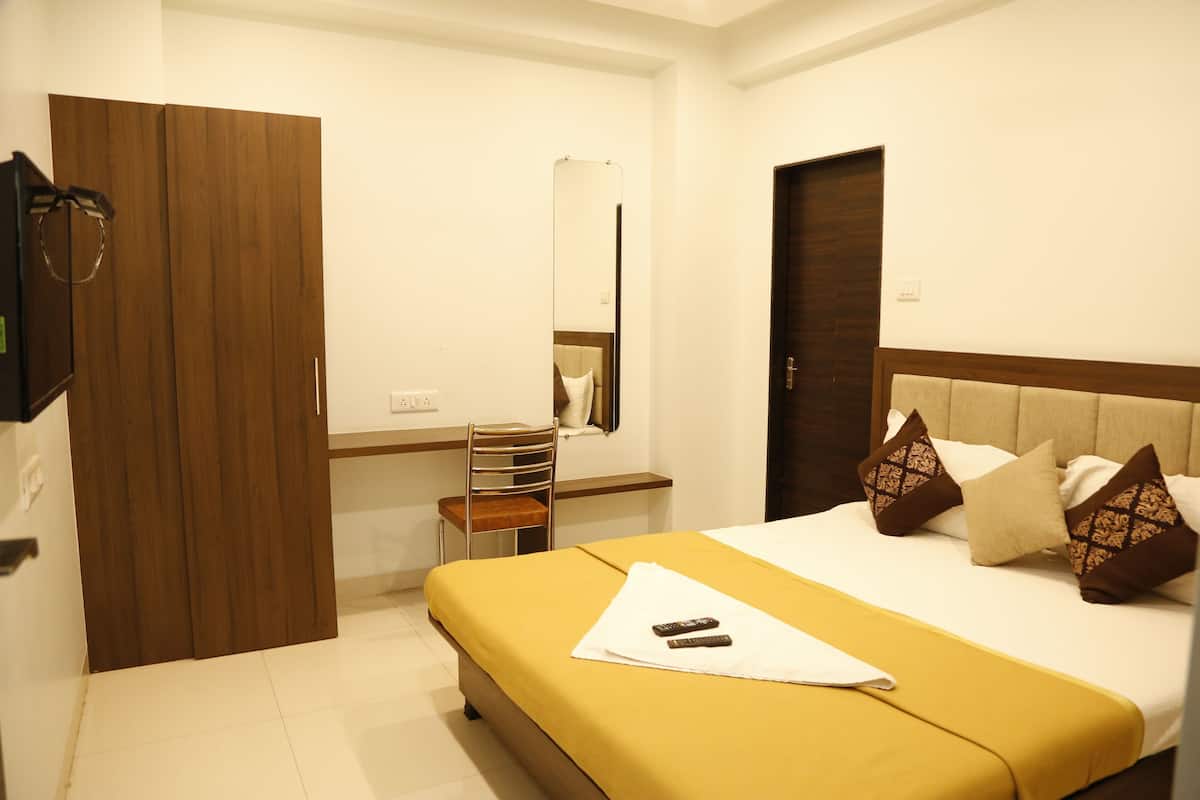 Desk, laptop workspace, soundproofing, rollaway beds