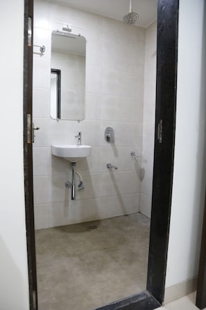 Shower, rainfall showerhead, free toiletries, towels - HOTEL SAI PRASAD (Chhatrapati Sambhajinagar)