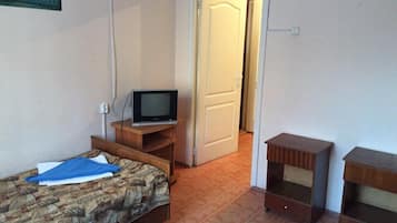 Economy Twin Room | Iron/ironing board, free WiFi, bed sheets