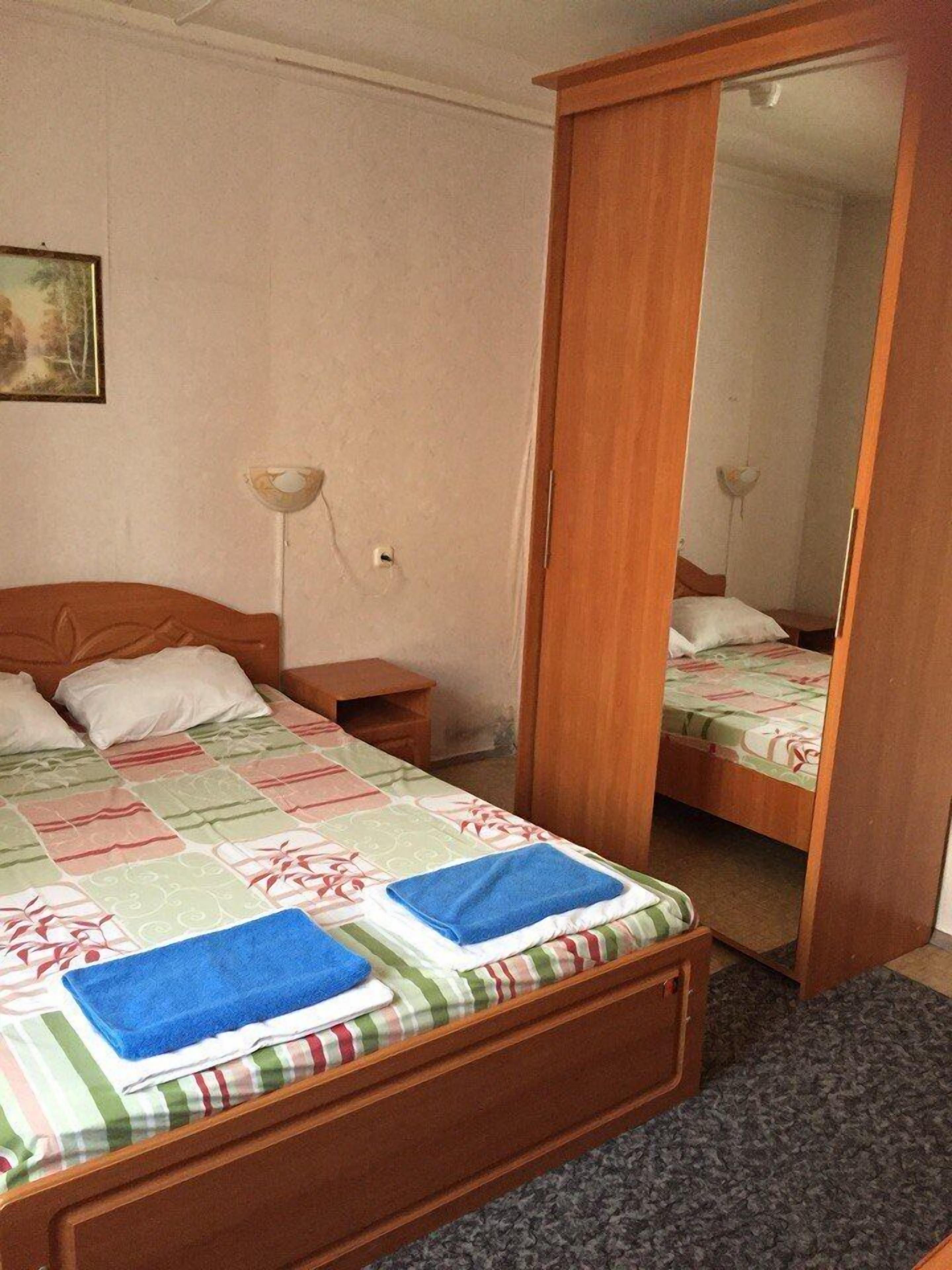 Kahden hengen economy-huone | Silitysrauta/-lauta, ilmainen Wi-Fi, vuodevaatteet