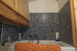 Badewanne, Haartrockner, Handtücher, Toilettenpapier