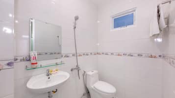 Deluxe Double Room | Bathroom | Shower, towels
