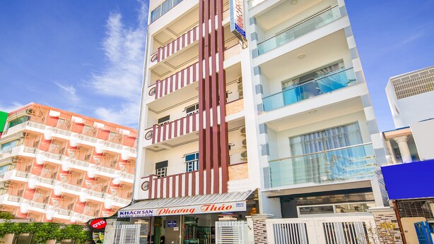 A multi-story building with balconies, a sign for 'KHACH SAN Phuong Thao', and a clear blue sky. - OYO 898 Phuong Thao Hotel (Nha Trang)