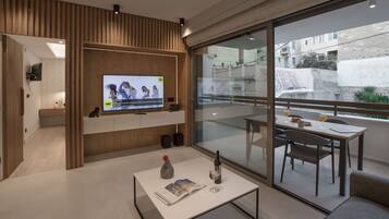 Apartamento design, 1 quarto, sacada (1) | Área de estar | TV de tela plana 43 polegadas com canais via satélite, TV