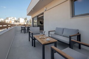 Ático de lujo, 1 habitación, bañera de hidromasaje, vistas a la ciudad (5&6) | Terraza o patio