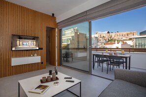 Ático de lujo, 1 habitación, bañera de hidromasaje, vistas a la ciudad (5&6) | Zona de estar | Televisión de pantalla plana de 43 pulgadas con canales por satélite
