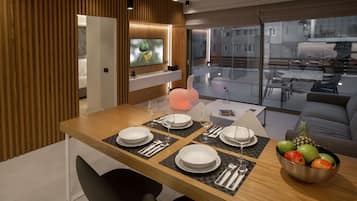 Apartamento luxo, 1 quarto, sacada, vista para a cidade (4) | Área de estar | TV de tela plana 43 polegadas com canais via satélite, TV