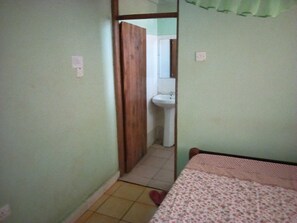 Double Room | Desk, bed sheets