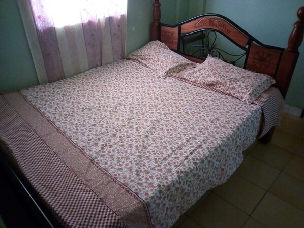 Doppelzimmer | Schreibtisch, Bettwäsche