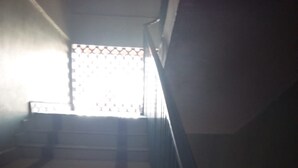 Una escalera con barandilla que asciende.