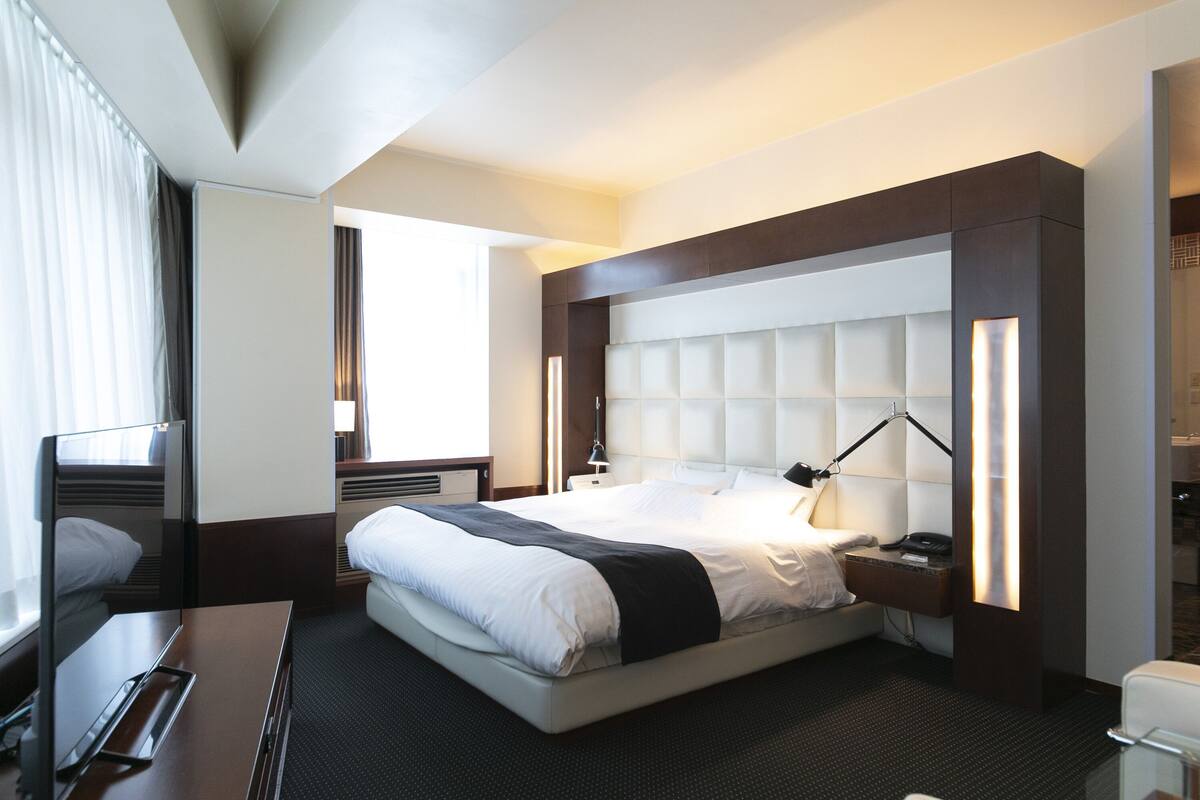 Seprai premium, selimut bulu angsa, busa memori, dan minibar