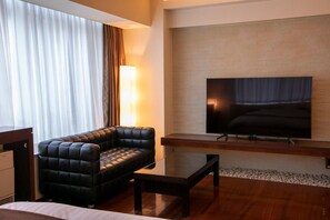 43-inch LCD TV with digital channels, TV, DVD player - Hotel Aperto- Adults Only (Tokyo)