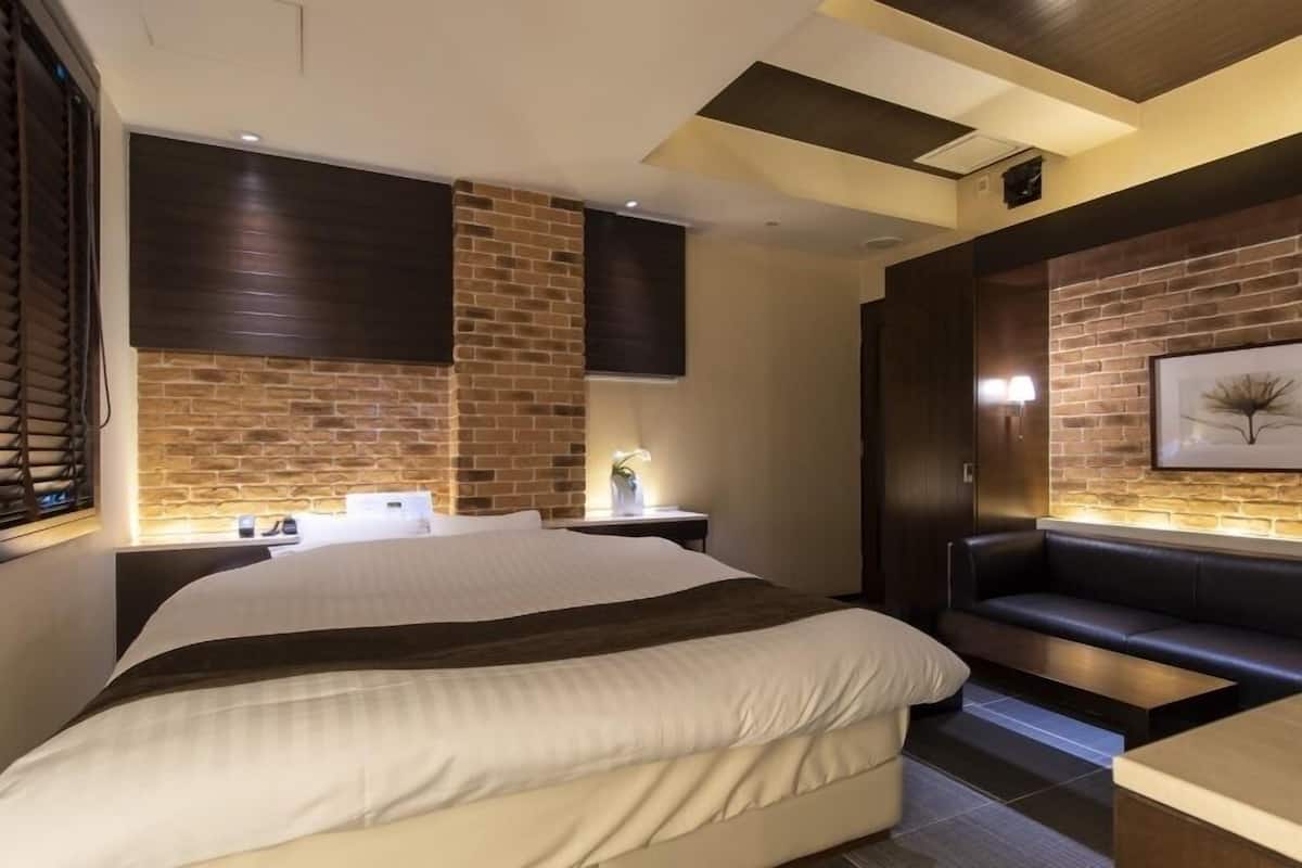 Economy Double Room, Smoking (Late Check-In 9 PM~) | Peralatan tempat tidur premium, gebar bulu kapas, busa memori, bar mini