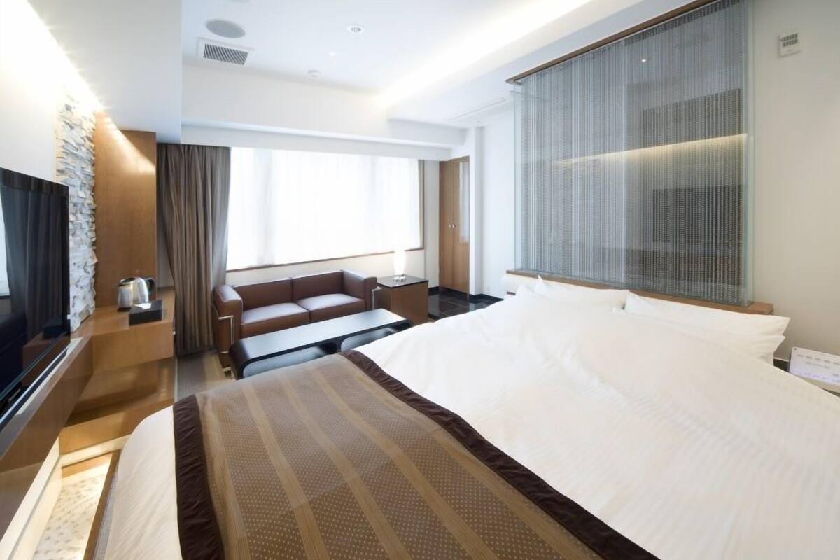 Seprai premium, selimut bulu angsa, busa memori, dan minibar