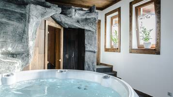 Indoor spa tub