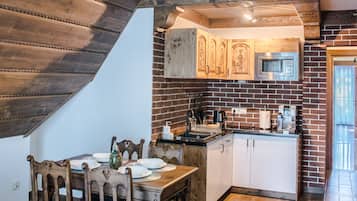 Apartment (Pasterski) | Private kitchen | Fridge, microwave, stovetop, dishwasher