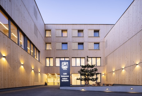 Fachada de la propiedad por la tarde o noche