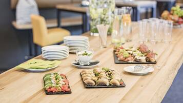 Ein reichhaltiges Buffet mit verschiedenen Speisen und Geschirr.