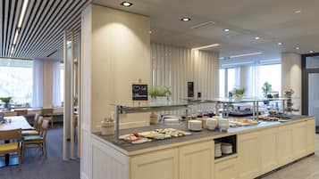 Desayuno buffet (EUR 18 por persona)