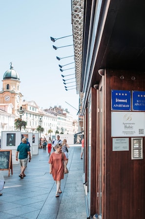 A street with a building featuring signs for 'Apartman' and 'Studia Apartman'. - Apartments Babic (Rijeka)