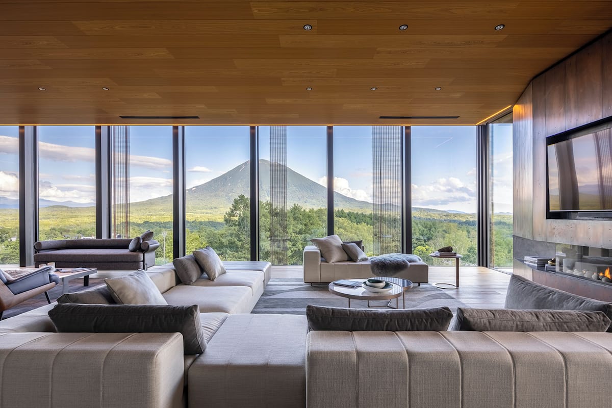 尊荣公寓, 4 间卧室, 无烟房 (Yotei Penthouse Residence) | 起居区 | 40-英寸智能电视（配备卫星频道）、Netflix、加热地板
