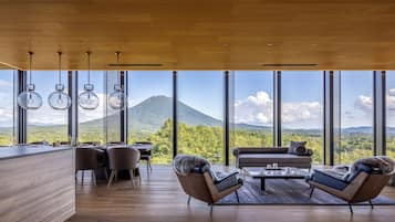客房, 4 間臥室, 非吸煙房 (Yotei Penthouse Residence) | 客廳 | 平面電視、加熱地板