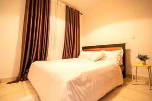 Apartment, 3 Bedrooms | Laptop workspace, blackout drapes, free WiFi, bed sheets