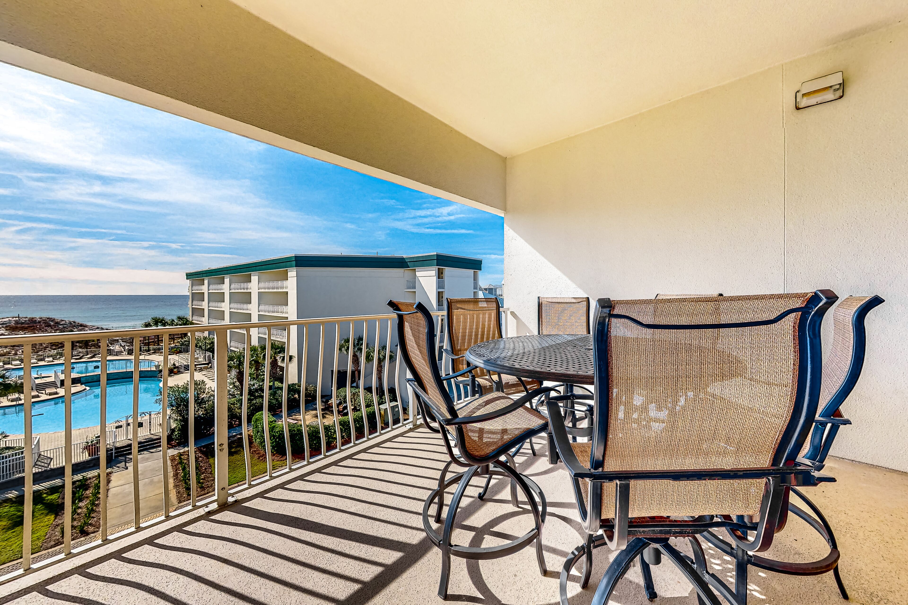 Lovely home with pool & Gulf views, covered parking, bikes & pickleball