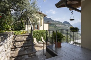 Terrace/patio - Albicocca: lake view, nature and relax (Tignale)