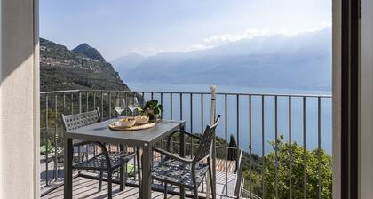 Albicocca: lake view, nature and relax
