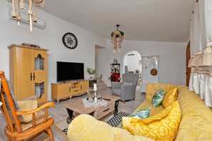 Smart-TV, Tischtennisplatte, Videothek, Computerbildschirme