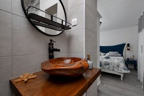 2 habitaciones, escritorio y tabla de planchar con plancha 