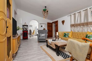 Smart-TV, Tischtennisplatte, Videothek, Computerbildschirme