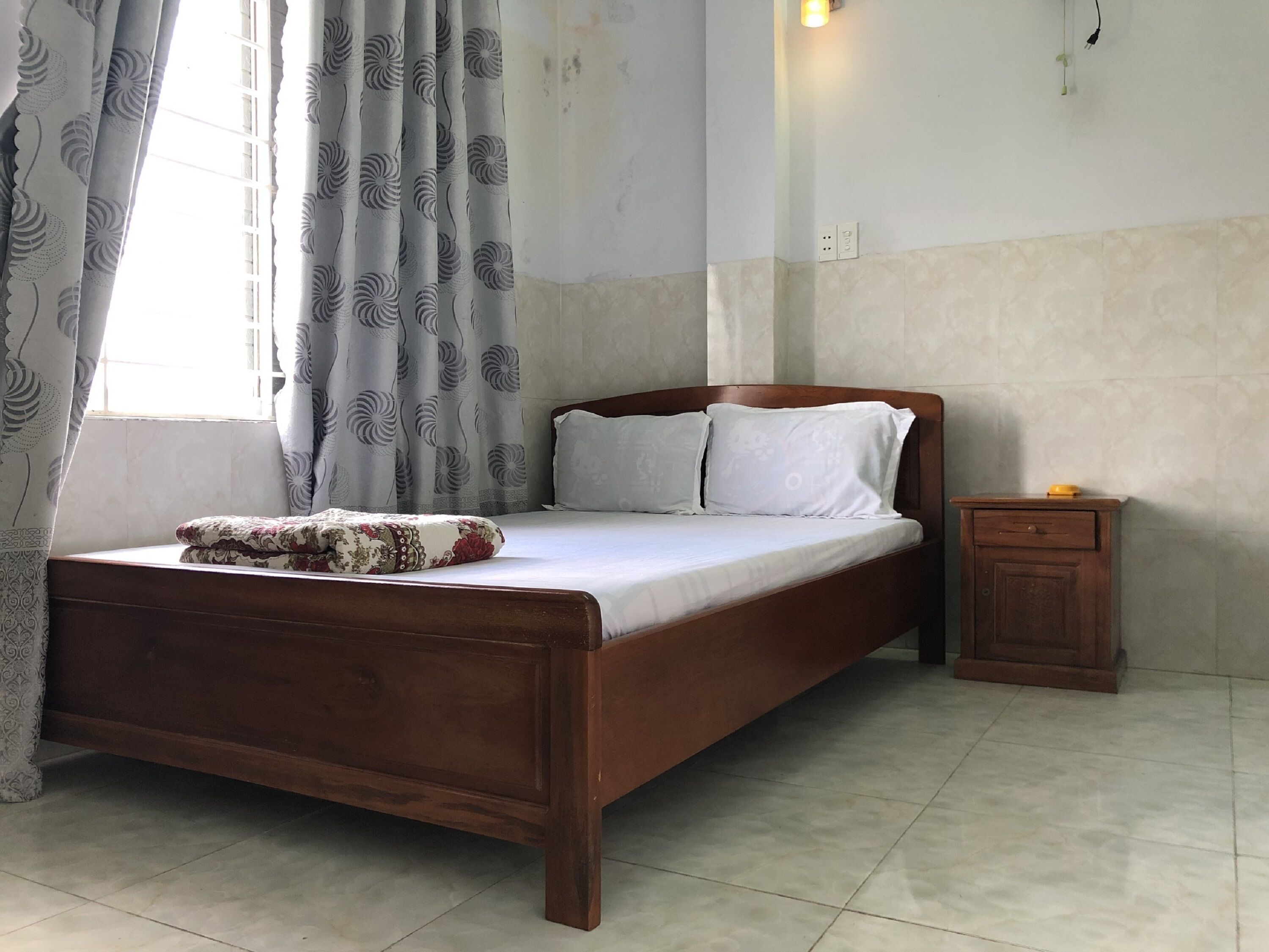 Free WiFi, bed sheets
