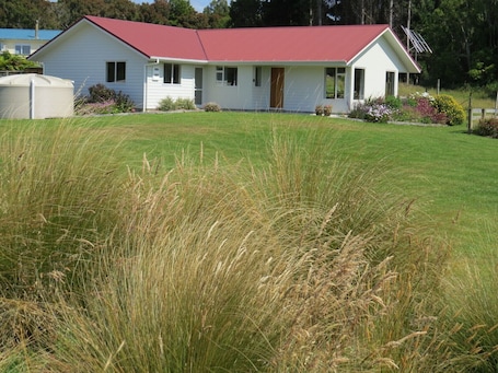 Front of property. Waikawa House