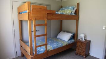 Family House | 3 bedrooms, iron/ironing board, bed sheets