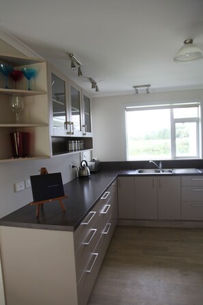 Family House | Private kitchen | Full-sized fridge, microwave, oven, stovetop - Waikawa House (Waikawa)