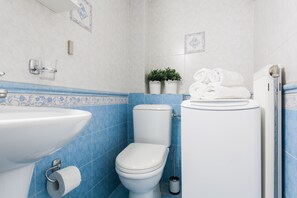 Apartment, 1 Bedroom | Bathroom | Shower, free toiletries, hair dryer, towels