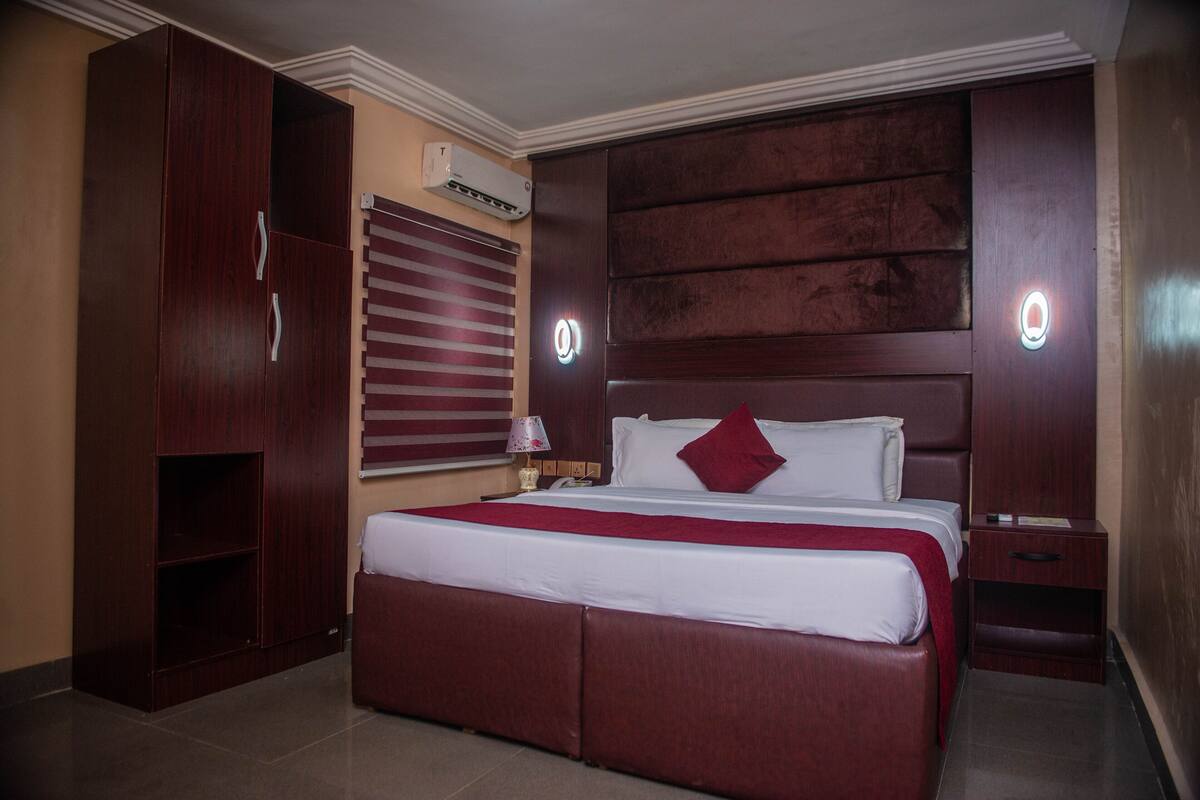 Desk, soundproofing, iron/ironing board, free WiFi