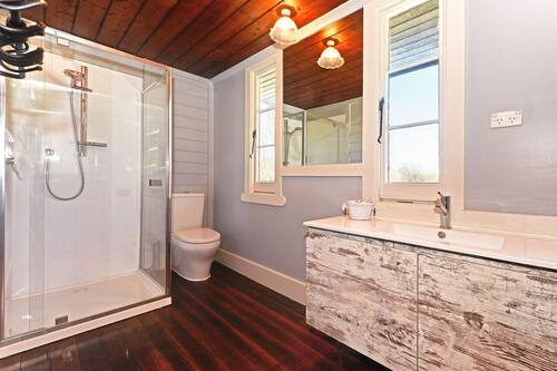 Private Vacation Home | Bathroom shower