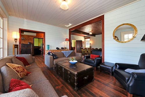 Private Vacation Home | In-room dining