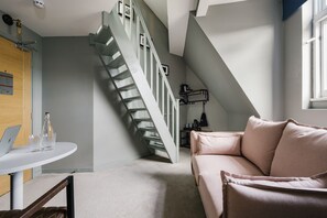 Habitación, 1 cama matrimonial, mezzanine | Wifi gratis y ropa de cama 