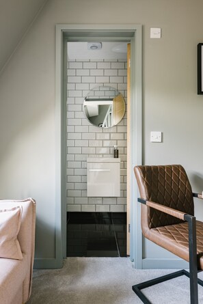 Habitación, 1 cama matrimonial, mezzanine | Wifi gratis y ropa de cama 