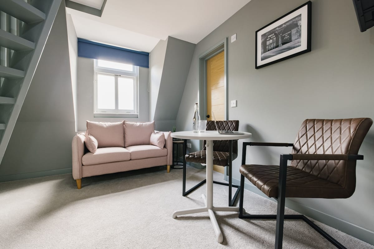 Kamer, 1 tweepersoonsbed, op tussenverdieping | 1 slaapkamer, gratis wifi, beddengoed