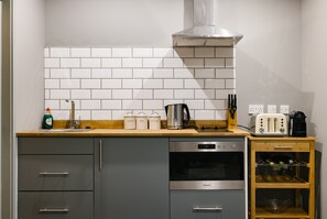 Studio | Private kitchenette | Coffee/tea maker, electric kettle
