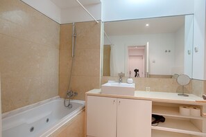 Baignoire, séchoir à cheveux, serviettes fournies, savon