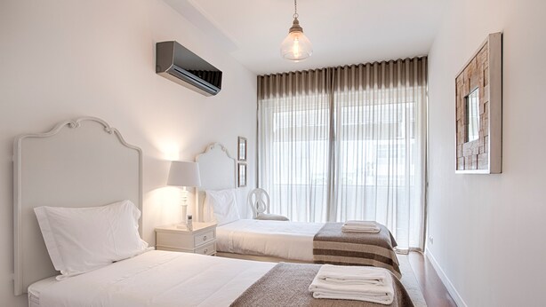 3 habitaciones, tabla de planchar con plancha y cuna de viaje