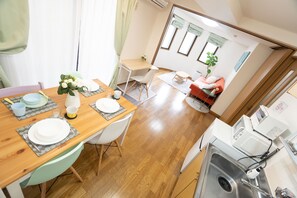 Appartement | Cuisine privée | Réfrigérateur, four à micro-ondes, surface de cuisson, cafetière-théière